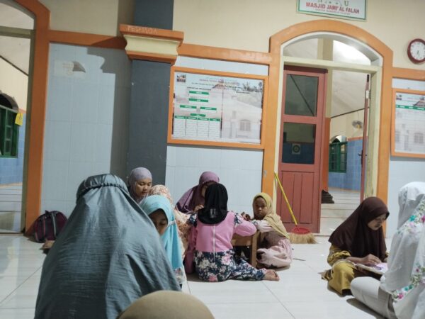Rutinan Ngaji Ba’da Maghrib di Masjid Jami Al-Falah Desa Bantar, Bersama Mahasiswa KKN Kelompok 07