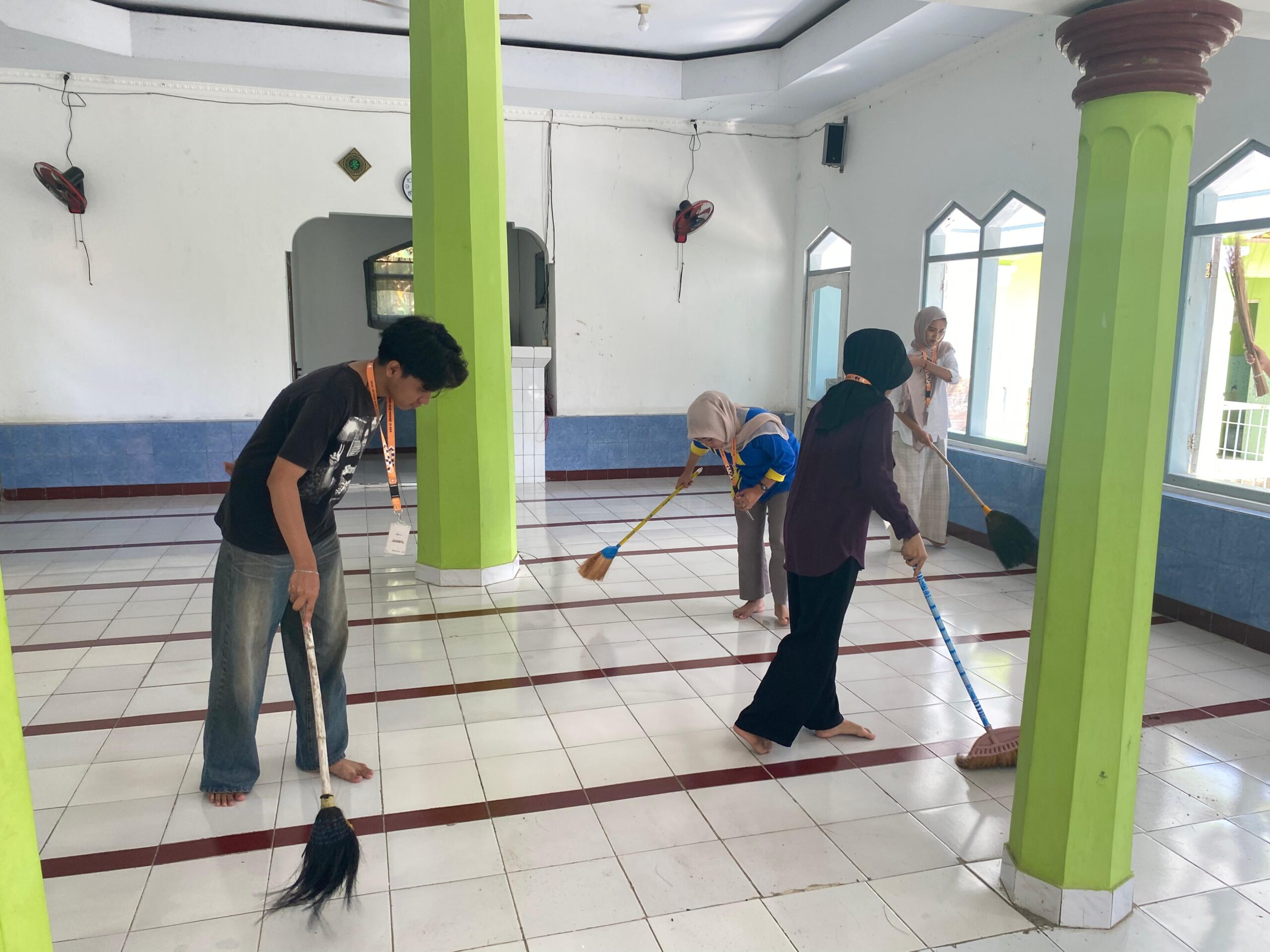 MAHASISWA KKN UNUGHA MELAKSANAKAN BERSIH-BERSIH DI MASJID BAITUL MU'MININ, DUSUN TARISI, DESA BANTAR